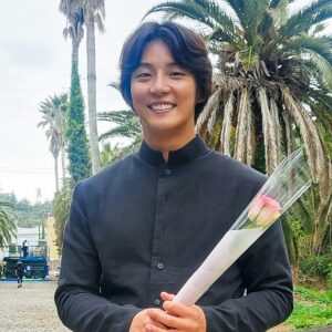 Yoon Shi-yoon Instagram - -
오늘, 영화 "탄생"이 130일의 여정끝에 촬영을 마쳤습니다 
 
김대건 신부님의 이야기를 짧은 시간안에 다 담아내기위해 고군분투하고 힘써주신 스텝여러분 고생하셨습니다! 

그리고 무엇보다 그분의 모습에 조금이라도 더 다가가기 위해 고생한 우리 윤시윤 배우, 너무 고생하셨습니다 

영화는 2022년 하반기에 여러분에게 보여드릴수 있을거같아요! 

기대해주세요! 🙂