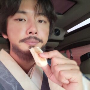 Yoon Shi-yoon Instagram - 엣헴~ 어제 첫방송 잘 보셨습니까? 
(담배아니고, 빵이랍니다) 

오늘 8시 KBS2 !! 
많이 봐주세요~~