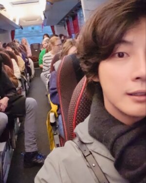 Yoon Shi-yoon Instagram - 생일을 맞이한 우리 배우님은 지금 #스코트랜드 #웨스트하이랜드웨이 #스카이섬 으로 향하고 있는 길이라며 사진을 보내주었어요!! 

멋진 생일을 보내고 있는거 같네요! 🥹

배우님의 생일을 축하해주셔서 사랑해주셔서 감사합니다 :) 여러분들도 행복한 하루 보내세요~ 🙏🏻
