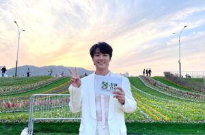 Yoon Shi-yoon Instagram - 오랜만에 고향 순천에 왔습니다! 

벛꽃도 만개한 이 곳, 순천에서 전해드리는 

“봄, 정원으로” 

오늘 함께해주세요 🌷

📺 3월 31일 금요일 KBS 2TV 생방송 19:40

#순천만국제정원박람회 #개막공연 #봄_정원으로 #윤시윤