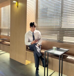 Yoon Shi-yoon Instagram - 대본 보는 #현재는아름다워