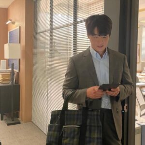 Yoon Shi-yoon Instagram - 여러분, 😊

평화로운 연휴 보내시고 계신가요? 
일하는 남자의 뒷모습은 언제봐도 멋있죠? 😍 
대본을 항상 손에서 놓지 않는 우리 현재님, 이제 얼마 남지 않았어요- 

연휴 속에 #현재는아름다워 도 가족과 함께 시청해주실거죠? 🥺

풍요로운 한가위 보내세요 

여러분들의 응원에 힘을 얻어 끝까지 화이팅하겠습니다😎

#윤시윤 #모아엔터테인먼트 #현재는아름다워 #이현재