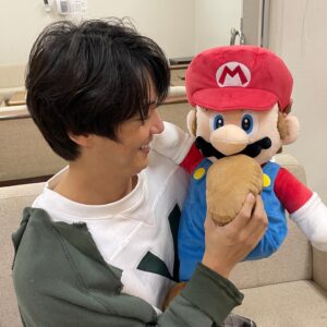 Yoon Shi-yoon Instagram - シユン君の友達、マリオ‼️‼️
(東京のピカチュウの写真は撮るのを忘れてしまいました。ごめんなさい🙇🏻)

大阪、東京❗️ファンの皆サマ😍
会いに来てくれて嬉しかったです。

また、会いましょう！

오늘은 친구 마리오와 함께 했습니다! 
(도쿄의 친구 피카츄와 함께한 사진은 까먹고 못찍었지만, 항상 사랑하는 친구를 괴롭히는걸로 애정표현하는 장난꾸러기입니다..) 시윤배우가 직접 고르고 함께한 인형을 받으신 팬분들에게 특별한 선물이 되었으면 합니다 🥰

도쿄, 오사카 3년만의 팬미팅을 함께해주신 모든 팬분들께 감사의 인사를 드립니다, 

시윤배우를 사랑해주시는 모든 분들에게 행복이 가득하시길 바랍니다