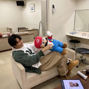 Yoon Shi-yoon Instagram - シユン君の友達、マリオ‼️‼️
(東京のピカチュウの写真は撮るのを忘れてしまいました。ごめんなさい🙇🏻)

大阪、東京❗️ファンの皆サマ😍
会いに来てくれて嬉しかったです。

また、会いましょう！

오늘은 친구 마리오와 함께 했습니다! 
(도쿄의 친구 피카츄와 함께한 사진은 까먹고 못찍었지만, 항상 사랑하는 친구를 괴롭히는걸로 애정표현하는 장난꾸러기입니다..) 시윤배우가 직접 고르고 함께한 인형을 받으신 팬분들에게 특별한 선물이 되었으면 합니다 🥰

도쿄, 오사카 3년만의 팬미팅을 함께해주신 모든 팬분들께 감사의 인사를 드립니다, 

시윤배우를 사랑해주시는 모든 분들에게 행복이 가득하시길 바랍니다