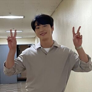 Yoon Shi-yoon Instagram - 여러분, 😊

평화로운 연휴 보내시고 계신가요? 
일하는 남자의 뒷모습은 언제봐도 멋있죠? 😍 
대본을 항상 손에서 놓지 않는 우리 현재님, 이제 얼마 남지 않았어요- 

연휴 속에 #현재는아름다워 도 가족과 함께 시청해주실거죠? 🥺

풍요로운 한가위 보내세요 

여러분들의 응원에 힘을 얻어 끝까지 화이팅하겠습니다😎

#윤시윤 #모아엔터테인먼트 #현재는아름다워 #이현재