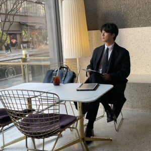 Yoon Shi-yoon Instagram - 여러분,, 2021 마무리 잘 하고 계신가요? 

goodbye 2021... 

thanks 2021 🍂