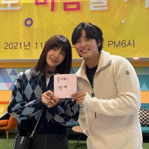 Yoon Shi-yoon Instagram - -
#술꾼도시여자들 잘보셨나요? 

특별출연 서프라이즈여서 미리 알려드리질 못했어요 😭

그래서 우리 배우님 셀카 올려드리고 전 이만,, 

멋진 종이씨에게 보조출연하는 꼬마연기자가 써준 종이 들고 정은지씨와도 한장! 즐거운 촬영이었습니다 !

#종이씨멋져