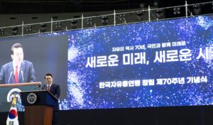Yoon Suk-yeol Instagram - 자유는 결코 거짓과 선동 위에 존재할 수 없습니다. 우리가 자유를 지키기 위해서는, 거짓 선동과 싸우고 정의와 진실을 회복해야 하는 것입니다. 그것이 바로, 자유를 위한 투쟁의 출발점입니다.