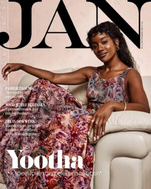 Yootha Wong-Loi-Sing Instagram - Het gloednieuwe novembernummer is hier! Met op de cover niemand minder dan actrice en zangeres @yoothasings ❤️ Zij vertelt hoe het podium altijd lonkte maar ze toch koos voor een studie Sociologie - en dat het lot haar uiteindelijk weer terugbracht op het creatieve pad met een rol in ‘Hoe duur was de suiker’. 

‘Tijdens mijn studie werd ik door iemand die mij kende van Streetwise benaderd voor een rolletje in een tv-serie. Niet lang daarna kwam de film Hoe duur was de suiker op mijn pad, een film over ons slavernijverleden in Suriname, en werd ik gevraagd auditie te doen voor MiniMini, de huisslavin. Tot mijn verbazing kreeg ik de rol en werd ik uiteindelijk zelfs genomineerd voor een Gouden Kalf voor Beste Actrice.’

Verder staat deze JAN natuurlijk bomvol andere inspirerende en ontroerende verhalen, modereportages en heel veel inspiratie op het gebied van wonen, eten, reizen en meer. Dit nummer is vanaf vandaag online te bestellen en ligt donderdag in de winkels.

Fotografie @cocoolakunle 
Styling @edwardboye / @wendelavandijk_shop 
Haar @eldridge_mullenhof 
Make-up @thirza.king 
Productie @memounahanan