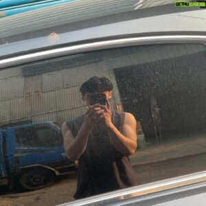 Yorke Sun Instagram - 最新拍照景點：我朋友的車

都不用修圖，可以把手的線條拍的很漂亮

分享給大家

大家有機會來拍

若是車窗能乾淨一點更好