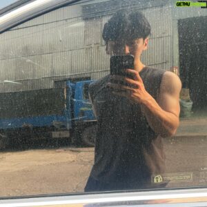 Yorke Sun Instagram - 最新拍照景點：我朋友的車

都不用修圖，可以把手的線條拍的很漂亮

分享給大家

大家有機會來拍

若是車窗能乾淨一點更好