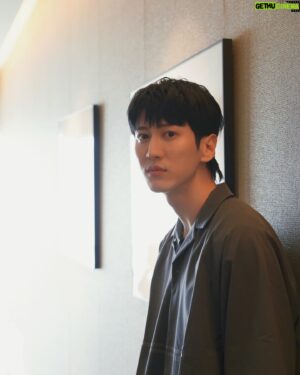 Yorke Sun Instagram - 剪了一個國國去年的髮型
恩⋯好像⋯
不是很習慣⋯

你們覺得咧？

Hair  @zachwang1985 
Makeup @backstagejimywu