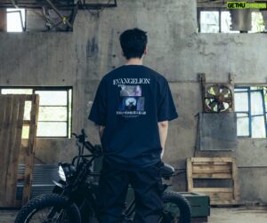 Yorke Sun Instagram - 像是殘酷的天使一樣
少年啊 成為神話吧

《NAVY》x《EVANGELION》
每一件衣服，是一個故事的開始
每一個細節，象徵了童年的回憶
每一個穿搭，代表了熱愛與執著

我想，經典值得我們持續流傳下去
而感動，將會永遠留在我們心中

總有一天你會發現
你的背上有著迎向未來的翅膀。

@navy_co 

#NAVY 
#EVANGELION 
#NAVY年度最強聯名
#潮流穿搭首選品牌 
#日常簡約質感穿搭
