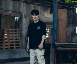 Yorke Sun Instagram - 像是殘酷的天使一樣
少年啊 成為神話吧

《NAVY》x《EVANGELION》
每一件衣服，是一個故事的開始
每一個細節，象徵了童年的回憶
每一個穿搭，代表了熱愛與執著

我想，經典值得我們持續流傳下去
而感動，將會永遠留在我們心中

總有一天你會發現
你的背上有著迎向未來的翅膀。

@navy_co 

#NAVY 
#EVANGELION 
#NAVY年度最強聯名
#潮流穿搭首選品牌 
#日常簡約質感穿搭