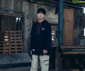 Yorke Sun Instagram - 像是殘酷的天使一樣
少年啊 成為神話吧

《NAVY》x《EVANGELION》
每一件衣服，是一個故事的開始
每一個細節，象徵了童年的回憶
每一個穿搭，代表了熱愛與執著

我想，經典值得我們持續流傳下去
而感動，將會永遠留在我們心中

總有一天你會發現
你的背上有著迎向未來的翅膀。

@navy_co 

#NAVY 
#EVANGELION 
#NAVY年度最強聯名
#潮流穿搭首選品牌 
#日常簡約質感穿搭