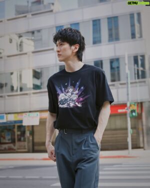 Yorke Sun Instagram - 「謊言，也是一種另類的愛」

這是出自【我推的孩子】 裡非常經典的台詞
曾經身為偶像的我，也能夠理解這句話背後的含義

不過今天，我只跟大家說實話：

「那就是UNIQLO推出了【我推的孩子】 UT」

嗯⋯對不起了錢錢，我需要這個酷東西⋯

這次的【我推的孩子】 UT有5款男女適穿成人裝，以及4款童裝，無論大人、小朋友或是跟我一樣的大朋友都可以穿

而圖騰方面，不只有動畫裡的經典場景、也有愛的閃亮瞳孔與招牌手勢、充滿舞台魅力的「新B小町」團隊、甚至連MV裡的兔子裝都有

隨著動畫第二季的到來，相信又會再次掀起一波熱潮，身為一個死忠粉絲，當然要穿著【我推的孩子】UT追動畫，而除了追動畫的時間，也是可以穿著走在街上，讓別人羨慕羨慕你有這麼酷的衣服哦！

7/5(五)起，全台UNIQLO門市及網路商店皆有販售！

@uniqlo_taiwan 

#我推的孩子
#WITHUT
#UNIQLOUT
#UNIQLOTAIWAN
#LifeWear簡約更顯不凡
#UNIQLOOK