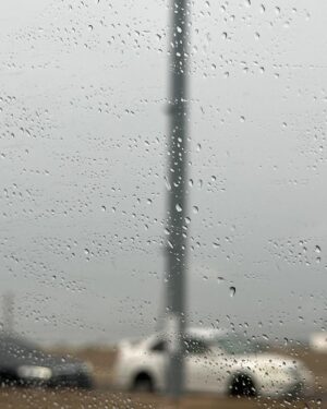 Yosatorn Konglikit Instagram - วันที่ฝนตก ไหลลงที่หน้าต่าง.