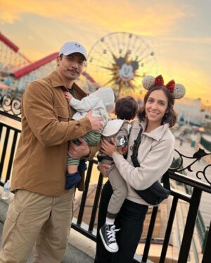 Yoshi Sudarso Instagram - Disneyland w the babies 🥰