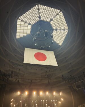 Yoshie Nakano Instagram - 、、、

波乱に満ちた年始です

暗く重い空気を吸い
ひととき気持ちを這いあげて
明るい希望に満たそうと
ステージで笑いと感動をとる
清水ミチコさんのパフォーマンスは
とても素晴らしいものでした
モノマネという枠に止まらない
『宿す』という芸術は
心に暖かな灯火を見るのです

シークレットゲストでハッピーブキを
歌わせていただけたこと
とても光栄なことでありました

清水さん、ありがとうございました
武道館10周年公演
おめでとうございます
そして
拍手をとって観ていただいたみなさま
ありがとうございました

被災されている方々が
一刻も早く
安らかに穏やかに
過ごせますように

平和で生き生きと健やかに
過ごせますように

本年もよろしくお願いいたします

#清水ミチコ
#ひとり祝賀会
#中納良恵
#ハッピーブギ
#egowrappin #エゴラッピン
