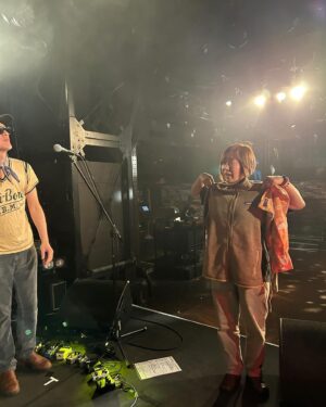 Yoshie Nakano Instagram - 、、、

エゴラッピン　@egowrappin_official 
秋のツアー『Ooh Poo Pha Doo』
無事終わりました
たくさんの方に来ていただいて
何か溜まったものを
晴らすかのように
大盛り上がりで
こちらも、気持ちの良い着地ができました
たった5本でしたが、メンバー、スタッフ、会場
無事に元気でやり遂げたことが
こんなに尊いことだと、感じるのは
コロナあってのこと
改めて、当たり前は、何ひとつ無しと感じました
11月20日の名古屋クアトロ最終日は我らがPAの広津さん
のお誕生日前日で、みんなでお祝い
ライブ後の片付けではいつもヘルメットを被って
動き回る姿はとても頼もしくカッコよく
とてもとても愛らしい
いつも心強い姐さん
元気でカツンといてほしい

大盛り上がりの最終日　名古屋クアトロ  @nagoya_club_quattro 
焼き付けたよ
ほんとにありがとうございました

渋谷、高崎、仙台、青森、名古屋
お越しいただき
ほんとに
ありがとう
ありがとう

終わったな　せやけど
また始まったで

よろしく

#名古屋クアトロ
#oohpoopahdoo 
#エゴラッピン
#egowrappin
