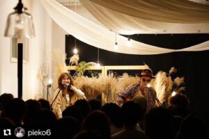 Yoshie Nakano Instagram - 、、、

19歳の時、働いてたバイト先の友人ピーコに
バンドメンバーを探してると相談したら
当時ピーコが通っていたモード学園の
同窓生だった森くんを紹介してくれたのが1995年
そこから、エゴラッピンは始まりました
エゴラッピンを引き合わせてくれた恩人のピーコの投稿を
メンションします

#Repost @pieko6 with @use.repost
・・・
NAOT NARA/entwa 8周年に
EGO-WRAPPIN'  アコースティックライブを開催することができました。
この日を大好きなメンバー揃って、
一緒に過ごせたことは、奇跡のようでもあり、走馬灯のようにいろんな思い出が巡り、今もまだ胸がいっぱいです。

あらためまして、
8周年おめでとうございます。
@naotjapan 
@entwa_jp 

このブランドとの出逢いは、12年以上前？当時はまだ知る人ぞ知るイスラエルの靴。ヘブライ語でオアシスという意味のNAOT(ナオト)。
プエンテというペルー/ボリビアのアルパカブランドを運営する落合さんから
こんなに履きやすい靴は無いよ、
と教えてもらったことからだったと思います。世界を飛び回る彼女の言葉通り、わたしにとっても手放せない靴となりました。

そして、山のテーブルの對中さんと柳本さん。大好きなお二人。
@yama_no_table 

打ち上げで、メキシコ料理を選んだ理由に、28年前？わたしとよっちゃんのアルバイト先ピンクアドベがメキシコ料理店だったから、タコスの包むから
「エゴを包む」🟰EGO-WRAPPINという日本を代表する素晴らしい音楽家の名前からでした。
卓球台のテーブルいっぱいに、世界地図のように盛り付けられたお料理を囲み、皆んなで食事したあの時間は、人生で忘れることができないテーブルの一つになりました。ほんとうに愛をありがとう、おいしすぎました😭

そして、語りだすと書ききれない、、
EGO-WRAPPINとの出逢い。
@egowrappin_official 
@yocchan_egowrappin 
ただ１つ言えるのは、
理屈で考えるよりなんだかわからないけど、ワクワクしたから二人を出逢わせた、あの時の直感は間違ってなかったことでした。
大スターになったよっちゃんと森くんだけど、あの時からも変わらず、ずっと自分を信じ続け、限界まで挑戦している。
そういう存在に、わたしは何度も救われました。彼女達の存在に、生きる勇気や夢を見ることができました。
そんなかけがえのない存在のEGO-WRAPPINに、初めて奈良へ、NAOTや山のテーブルの皆さんと一緒にイベントを開催出来たこと、こんなギフトはありません…😭🥰

世界中、様々な問題の中ではありますが
希望を忘れずに、今を大切に生きること
今日一日を感謝して過ごすココロを。
一人一人そんな思いで、愛が溢れたら。
「わたしを愛する」
あの時に、宮川さんとタイナカさんと
なっちゃんで決めたイベントタイトルは
これからさらに必要なメッセージだと
あらためて感じます。

長々と書いてしましましたが、　
また、いつか奈良で⚪︎⚪︎寺？で、
面白いことやりたいなぁと😆
そして、これからも色んなご縁を繋いでいきたいです。PIKKA