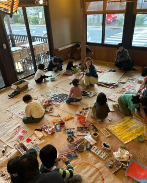 Yoshie Nakano Instagram - 、、、

長崎の雲仙で行われたタネトのイベント　@taneto_unzen 
　@tanemaki_design 
で子供と一緒にお絵描きワークショップをしてきました
蒸気屋さんの @jyokiya_obamaonsen 
一階で、お隣は野村友里ちゃんの　@eatripjournal 
子供お料理教室でハンバーグをクッキング。
せっかくなので、集まってくれた子供たちに
味覚の絵を描いてもらうことにしました
あまい、酸っぱい、苦い、苦くない、甘酸っぱい。
どんどん描いてくれて、何の絵か聞くと、
激甘と激辛の絵！！とか、甘くて苦くない絵！！美味しい絵！
とか、菜の花と雲仙の煙の絵！とか、塩！！
からかさ地蔵の絵！！！
まで、出てきて、子供の自由さ可愛さ破壊力に
胸を打たれまくりでした
集まってくれて、難しいテーマに挑んで遊んでくれた
子供たち、親御さん、本当に感謝です！
描かれた絵たちは、蒸気屋さんで飾られています

みなさんに、とてもとても良くしていただき
素晴らしい機会とご縁をいただいた数日でした
奥津さん　@taneto_unzen  @chikashi_okutsu @norikookutsu 
呼んでくれて
ありがとう
ありがとう
ありがとうございます

お肌すべすべです

#taneto
#野村友里
#蒸気屋
#種を蒔くデザイン展2024 
#奥津家族

#中納良恵
#長崎雲仙