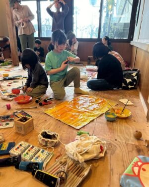 Yoshie Nakano Instagram - 、、、

長崎の雲仙で行われたタネトのイベント　@taneto_unzen 
　@tanemaki_design 
で子供と一緒にお絵描きワークショップをしてきました
蒸気屋さんの @jyokiya_obamaonsen 
一階で、お隣は野村友里ちゃんの　@eatripjournal 
子供お料理教室でハンバーグをクッキング。
せっかくなので、集まってくれた子供たちに
味覚の絵を描いてもらうことにしました
あまい、酸っぱい、苦い、苦くない、甘酸っぱい。
どんどん描いてくれて、何の絵か聞くと、
激甘と激辛の絵！！とか、甘くて苦くない絵！！美味しい絵！
とか、菜の花と雲仙の煙の絵！とか、塩！！
からかさ地蔵の絵！！！
まで、出てきて、子供の自由さ可愛さ破壊力に
胸を打たれまくりでした
集まってくれて、難しいテーマに挑んで遊んでくれた
子供たち、親御さん、本当に感謝です！
描かれた絵たちは、蒸気屋さんで飾られています

みなさんに、とてもとても良くしていただき
素晴らしい機会とご縁をいただいた数日でした
奥津さん　@taneto_unzen  @chikashi_okutsu @norikookutsu 
呼んでくれて
ありがとう
ありがとう
ありがとうございます

お肌すべすべです

#taneto
#野村友里
#蒸気屋
#種を蒔くデザイン展2024 
#奥津家族

#中納良恵
#長崎雲仙