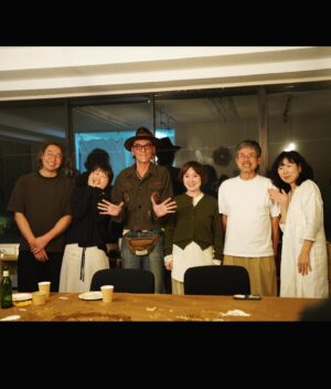 Yoshie Nakano Instagram - 、、、

80年続くイスラエルの老舗ブランドの靴
NAOTの奈良店の８周年ライブ
お誘いいただき
お越しいただき
ありがとうございました

イスラエルとパレスチナが共同で制作して
80年続いている靴
砂漠の上を歩いてるような心地よさがテーマと言うだけあってフカフカと軽くどこまでも歩けます

このイベントのお話しをいただいたのは
今年の春の終わり頃ですが、
ここ数週間で悲しくも
イスラエルとパレスチナの
戦争が始まってしまいました

戦争が終わらないあの地で分断されたイスラエルとパレスチナの両国が80年も力を合わせ制作され続けた靴だと思うととても気高く尊い
NAOTとはヘブライ語でオアシスと言う意味を持つようです
靴を履ける喜びを噛み締めて
必ずや楽園に辿り着けるよう
この世と言う砂漠を
一歩一歩踏み締めて
一秒一時一日
希望をもって歩いて行かねばと思う

こんなタイミングで
こんな機会をもらえたこと
深い感謝と
身に深く染み入ります

山のテーブルさんの打ち上げタコスも
美しい愛と平和のジオラマでした
マジ美味かったなあ〜
ありがとうございました

こんな思いを巡らせてくれた
いつも、素晴らしいご縁をくれる
大切な友達ピーコ
ずっとずーっと、元気で笑いあいたい
ありがとう
ありがとう

ワクワクする次の企画、実現できたらいいね！！

#naot
#山のテーブル
#pikka
#エゴラッピン
#egowrappin