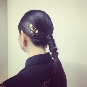 Yoshiko Sengen Instagram - ・
舞台挨拶の素敵なヘアメイク💇‍♀️
金箔。ごーじゃす。
ありがとうございました🙇‍♀️🌸
今日もこのあとLINE BLOG更新しますのでよろしゅう✌️
#夜明けを信じて
#舞台挨拶
#ヘアメイク