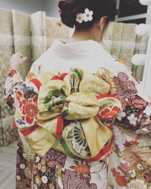 Yoshiko Sengen Instagram - ・
着付けのプロの方が
後ろには大きな華を
咲かせて下さいました🏵🌸🌼
帯の模様が、結目や折り目から
色んな角度で顔を覗かせ
まわりの人の目を楽しませてくれます。
ボリューム感が心を躍らせてくれます。
👘KIMONO is cool👘
#KIMONO
#着物
#振袖
#ふりそでmode
#ふりそで
#weddingbox 
#theliberty
#連載中
