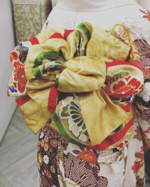 Yoshiko Sengen Instagram - ・
着付けのプロの方が
後ろには大きな華を
咲かせて下さいました🏵🌸🌼
帯の模様が、結目や折り目から
色んな角度で顔を覗かせ
まわりの人の目を楽しませてくれます。
ボリューム感が心を躍らせてくれます。
👘KIMONO is cool👘
#KIMONO
#着物
#振袖
#ふりそでmode
#ふりそで
#weddingbox 
#theliberty
#連載中
