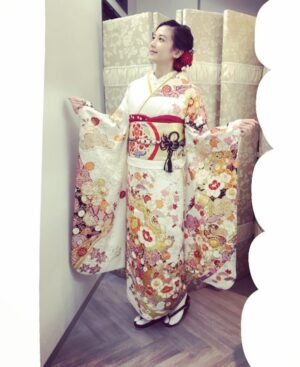 Yoshiko Sengen Instagram - ・
👘❤️
白地の振袖って高級感がありますね。
気持ちまで淑やかになっちゃう。
特別な日にはぴったりです。
また別アングル載せます。
🇯🇵🏯🗾🍣🗼✨
#kimono 
#ふりそでmode 
#振袖
#ふりそで
#着物
#衣装
#ありがとうございます 
#weddingbox 
#theliberty
#連載中