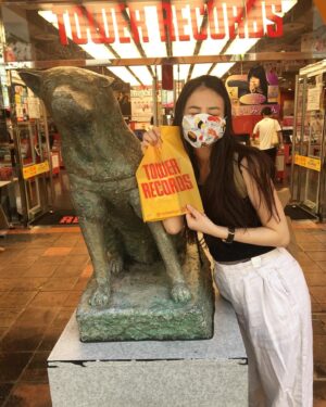 Yoshiko Sengen Instagram - ・
明日で発売から1週間だ、、、！
ドキドキ。
みなさん「バナナ」🍌は
もうお聴きになりましたかー？
MVはご覧になりましたかー？🌱
楽しんでいただけていたら嬉しいです🌸
朝のラジオ体操がわりに是非🎵
・
#バナナ
#🍌
#千眼美子
#with
#リトルアンツ
#大川隆法originalsongs 
#渋谷
#タワレコ
#音楽
#music 
#jpop