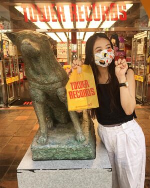 Yoshiko Sengen Instagram - ・
明日で発売から1週間だ、、、！
ドキドキ。
みなさん「バナナ」🍌は
もうお聴きになりましたかー？
MVはご覧になりましたかー？🌱
楽しんでいただけていたら嬉しいです🌸
朝のラジオ体操がわりに是非🎵
・
#バナナ
#🍌
#千眼美子
#with
#リトルアンツ
#大川隆法originalsongs 
#渋谷
#タワレコ
#音楽
#music 
#jpop