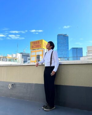 Yoshimi Tokui Instagram - TOKUI VIDEO CAMPにご参加予定の皆様へ

催し物のお知らせと当日の気候に対する服装に関してのお知らせです。

【鍋コンテストについて】
当日はミツカンより「〆まで美味しい鍋つゆ」が4種類（ごま豆乳鍋つゆ、キムチ鍋つゆ、寄せ鍋つゆ、焼きあごだし鍋つゆ）が無料でプレゼントされますので、その中から一つ選んで鍋を作っていただきます。
参加希望の方は入場時にお申し出ください。
応募が多数の場合は抽選になります。

【シルクスクリーンプリントワークショップについて】
出店ブース「CHILLBASE」にてシルクスクリーンワークショップを行います。
体験できるデザインはイラストレーター「CHILLMAN」さんが描いた徳井videoとのコラボデザインです。

-持ち込みアイテムの注意点-
・基本は綿50%以上の素材のみの対応になります。
・ポリ系、防水加工の素材にはプリント出来ません。
又、キャンプギアでもコーティング加工がされたものはプリント出来ません。
・凸凹面やカーブしている面などには、プリント出来ません。
・黒や紺色などのダーク系は、水性塗料の為色のりや発色がかなり悪いです。

※以上、踏まえてアイテムのご相談は現地でも判断できますので一度、お持ち頂ければと思います。
※ダーク系アイテムに関しては、ワークショップ感や味として捉えて頂ける方のみプリント致しますのでこちらも現地でご相談ください。
いろんなものにプリントしてオリジナルグッズを作ってみてください。

【当日の服装について】
まだ冬ではないものの、夜は少し冷えるので暖かい上着を一枚持ってきておいた方が良さそうです。
寝る際もある程度防寒を意識した装備の方が安心です。