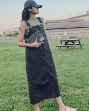 Yoshimi Tokui Instagram - universal overallとTOKUI VIDEO STOREのコラボジャンパースカート
どんなシーズンも使えて一枚持ってるととても便利です

そして同シリーズのロングジレ
サラッと羽織るだけで大人っぽく仕上がって良い感じです