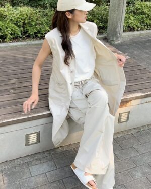 Yoshimi Tokui Instagram - universal overallとTOKUI VIDEO STOREのコラボジャンパースカート
どんなシーズンも使えて一枚持ってるととても便利です

そして同シリーズのロングジレ
サラッと羽織るだけで大人っぽく仕上がって良い感じです