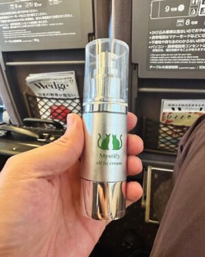 Yoshimi Tokui Instagram - 女優さんとかも担当されている方で僕も長年お世話になっているプロのメイクさんと一緒に作ったオールインクリームです。
これ一本でスキンケアは終わり。

【ミスティファイ オールインクリーム】

内容量：30g

最先端ナノテクノロジーと高分子テクノロジーが薄膜をつくり、ダメージを受けがちな肌を守りながら、うるおいと美容成分を与え続け、
洗顔後に肌になじませるだけでスキンケアが完了するオールインワン美容クリーム。

肌ケアに必要とされる、化粧水(保湿)、乳液(保護)、
美容液(美肌)を1つに集約し、洗顔後につけるだけで肌が欲しがる美容ケアが完成。

時間がない朝、眠い夜でも簡単に高度な肌ケアが可能です。
また、肌に極薄膜のヴェールをつくり、ダメージを受けがちな肌を守りながら、
うるおいと美容成分を与え続けます。
厳選された美容成分の集合体であり、さらに躍動感を表現した爽やかな香りが一日を演出します。
*洗顔後は何もつけず、これ1つでケアが可能です。

【ご使用方法】
洗顔後、1〜2プッシュを手のひらにとり、お顔全体
になじませてください。

【成分】
水、スクワラン、ナイアシンアミド、1,2-ヘキサンジオール、ヒアルロン酸Na、加水分解ヒアルロン酸、アセチルヒアルロン酸Na、オリーブ果実油、
マカデミアナッツ油、ホホバ種子油、ステアリン酸グリセリル(SE)、(アクリル酸ヒドロキシエチル/アクリロイルジメチルタウリンNa)コポリマー、イソステアリン酸ソルビタン、ポリソルベート60、ベヘニルアルコール、カニナバラ果実油、パルミチン酸レチノール、トコフェロール、テトラヘキシルデカン酸アスコルビル、水溶性コラーゲン、合成ヒト遺伝子組換オリゴペプチド1、BG、加水分解コラーゲン、プラセンタエキス、クズ
根エキス、アロエベラ葉エキス、クロレラエキス、フラーレン、PVP、スーパーオキシドジスムターゼ、ペンチレングリコール、トロメタミン、トウキ根エキス、リンゴ果実培養細胞エキス、グリセリン、キサンタンガム、レシチン、イソマルト、アルガニアスピノサ芽細胞エキス、パルミチン酸アスコルビルリン酸3Na、水溶性プロテオグリカン、ア
スコルビルエチル、オレンジ油、レモン果皮油、べルガモット果実油、エンピツビャクシン油、グレープフルーツ果皮油、テレビン油、ショウガ根油、ライム油、チョウジ油、フェノキシエタノール、香料