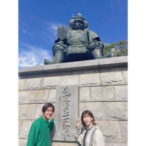 Yoshito Okubo Instagram - 3年連続Jリーグ得点王の
よっくんと一緒に甲府を旅しながら、部活に励む高校生をサプライズ訪問しました😊

サッカー部では
直接よっくんがフリーキックを伝授⚽️✨

女子硬式野球部では
2人で選手たちと真剣勝負！⚾️

部活っていいですね👍
高校生に戻ったような気分になって
逆に元気とパワーをいただきました😆🙏

ケーブルテレビでご覧ください😉

コネクト！
～元気と笑顔を届ける旅～
#1　甲府編
satonoka 4K
1月8日(月)19:00〜

#大久保嘉人
#吉田沙保里