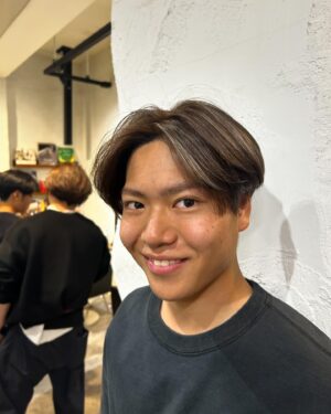 Yoshito Okubo Instagram - 碧人（長男）が遂に運転免許も取って髪も染めた😆
高校卒業して今が1番ワクワクするよね〜！！

昔を思い出すな〜🤣
オレは坊主やったけど！笑

#碧人
#長男
#yoshito13