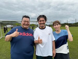 Yoshito Okubo Instagram - ドスコイ三人組in宿毛

ついに私の地元宿毛に

よっくん(大久保嘉人)
さおりん(吉田沙保里)

が、来てくれました。

宿毛出身の株式会社カーネルグループ代表取締役社長である宮本道吉さんのご厚意で、子供達にスポーツの楽しさ、素晴らしさを体験してほしいという事から今回のイベントが実現されました！

子供達もよっくんの生のシュートに大興奮！
目を輝かせてるのを見ると本当に嬉しくなりました。

色んな写真があるので分けてアップします！

#カーネルグループ
#ドスコイ三人組
#大久保嘉人
#吉田沙保里
#豊ノ島
#高知県
#宿毛市