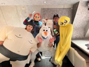 Yoshito Okubo Instagram - 昨日のハロウィン！
楽しかった。
みんな結構ガッツリの仮装。
玲子ちゃん→力士
舞子ちゃん→ぴえん
武尊→チャッキー
私→オラフ
よっくん→ADさん

大久保嘉人のADさんが優勝でした！笑
芸が細かい。

ちなみに玲子ちゃんに借りて力士やってみました。笑

#ハロウィン
#潮田玲子
#狩野舞子
#武尊
#大久保嘉人
#豊ノ島