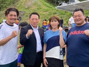 Yoshito Okubo Instagram - ドスコイ三人組in宿毛

ついに私の地元宿毛に

よっくん(大久保嘉人)
さおりん(吉田沙保里)

が、来てくれました。

宿毛出身の株式会社カーネルグループ代表取締役社長である宮本道吉さんのご厚意で、子供達にスポーツの楽しさ、素晴らしさを体験してほしいという事から今回のイベントが実現されました！

子供達もよっくんの生のシュートに大興奮！
目を輝かせてるのを見ると本当に嬉しくなりました。

色んな写真があるので分けてアップします！

#カーネルグループ
#ドスコイ三人組
#大久保嘉人
#吉田沙保里
#豊ノ島
#高知県
#宿毛市