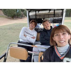 Yoshito Okubo Instagram - 先日、3人で回ったゴルフ⛳️

この日も楽しすぎたな🤣

動画見返すと面白いね…😆👍

ゴルフはそう上手くは行かない…。
だから面白い😊

2人に置いていかれないように
私も頑張ろー👊

#ゴルフ
#大久保嘉人
#村越優汰
#吉田沙保里
