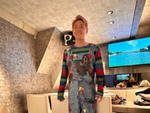 Yoshito Okubo Instagram - 昨日のハロウィン！
楽しかった。
みんな結構ガッツリの仮装。
玲子ちゃん→力士
舞子ちゃん→ぴえん
武尊→チャッキー
私→オラフ
よっくん→ADさん

大久保嘉人のADさんが優勝でした！笑
芸が細かい。

ちなみに玲子ちゃんに借りて力士やってみました。笑

#ハロウィン
#潮田玲子
#狩野舞子
#武尊
#大久保嘉人
#豊ノ島