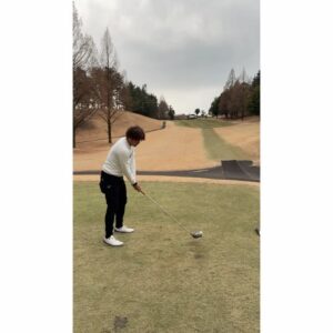 Yoshito Okubo Instagram - 先日、3人で回ったゴルフ⛳️

この日も楽しすぎたな🤣

動画見返すと面白いね…😆👍

ゴルフはそう上手くは行かない…。
だから面白い😊

2人に置いていかれないように
私も頑張ろー👊

#ゴルフ
#大久保嘉人
#村越優汰
#吉田沙保里