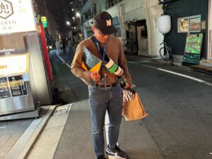 Yoshito Okubo Instagram - 昨日のハロウィン！
楽しかった。
みんな結構ガッツリの仮装。
玲子ちゃん→力士
舞子ちゃん→ぴえん
武尊→チャッキー
私→オラフ
よっくん→ADさん

大久保嘉人のADさんが優勝でした！笑
芸が細かい。

ちなみに玲子ちゃんに借りて力士やってみました。笑

#ハロウィン
#潮田玲子
#狩野舞子
#武尊
#大久保嘉人
#豊ノ島