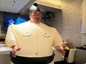 Yoshito Okubo Instagram - 昨日のハロウィン！
楽しかった。
みんな結構ガッツリの仮装。
玲子ちゃん→力士
舞子ちゃん→ぴえん
武尊→チャッキー
私→オラフ
よっくん→ADさん

大久保嘉人のADさんが優勝でした！笑
芸が細かい。

ちなみに玲子ちゃんに借りて力士やってみました。笑

#ハロウィン
#潮田玲子
#狩野舞子
#武尊
#大久保嘉人
#豊ノ島