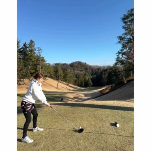 Yoshito Okubo Instagram - 先日、3人で回ったゴルフ⛳️

この日も楽しすぎたな🤣

動画見返すと面白いね…😆👍

ゴルフはそう上手くは行かない…。
だから面白い😊

2人に置いていかれないように
私も頑張ろー👊

#ゴルフ
#大久保嘉人
#村越優汰
#吉田沙保里
