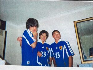 Yoshito Okubo Instagram - またまた懐かしシリーズ！！

オレ達3人だけまだ高校生だったから3人部屋😆

オレだけ試合出てなかったから簡易ベッドやったなー！笑

てか、聡太と隼磨は関東だったからなんか洒落れとるし男前やな！

坊主にしてやれば良かった🧑‍🦲

#田中隼磨
#中澤聡太
#yoshito13